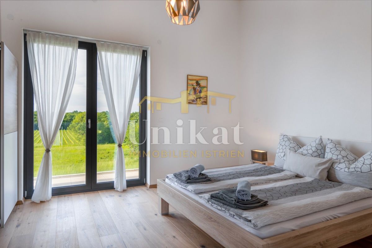 Luksuzna hiša z garažo v kleti - 3 km do morja